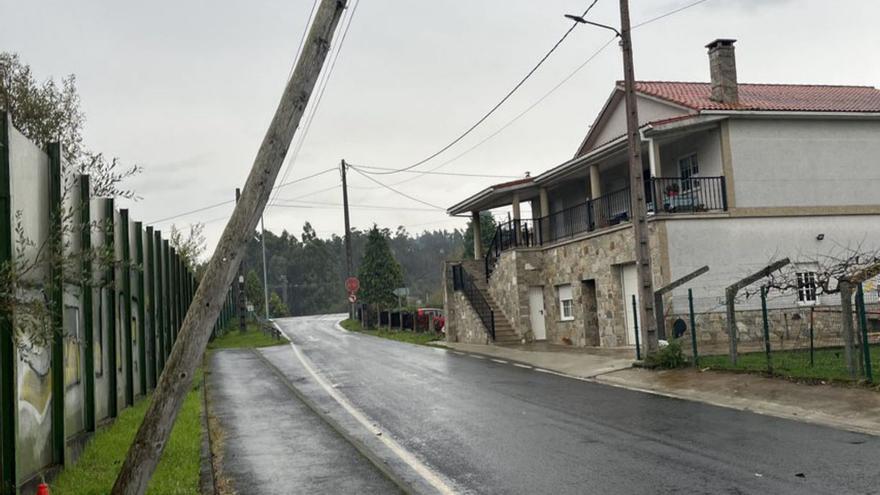 Coirós alerta del riesgo de caída de un poste | LOC