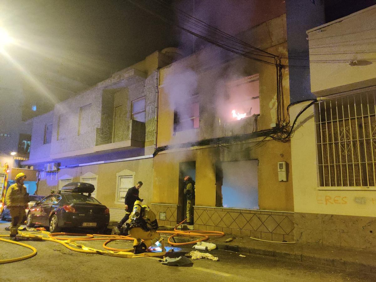 Los bomberos de Torrevieja sofocan un incendio intencionado en una ...