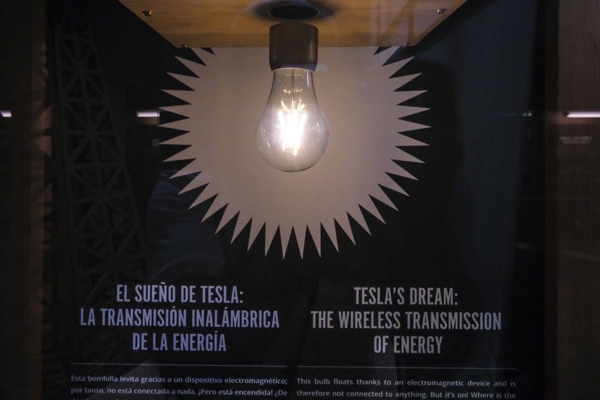 Exposición itinerante sobre Nikola Tesla en el parque de San Telmo