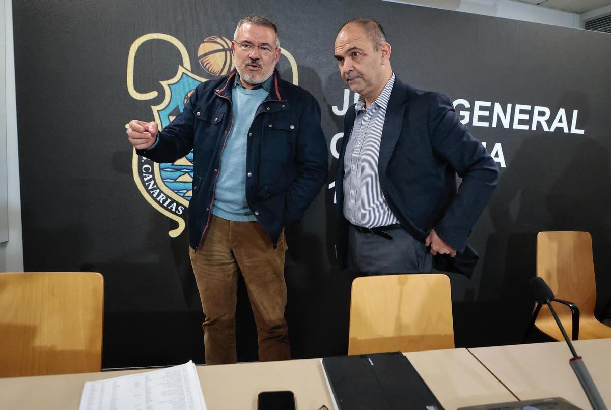 Cabrera (d) junto al anterior presidente, Félix Hernández.