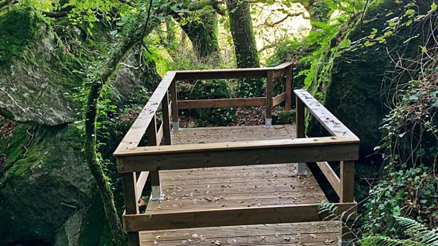 Mirador construido sobre  
la Fervenza de Santa Mariña, 
en la parroquia de Graba.