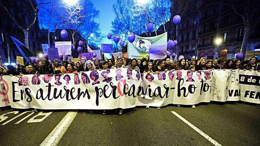 Milers de dones clamen per la igualtat i contra el masclisme  a Barcelona