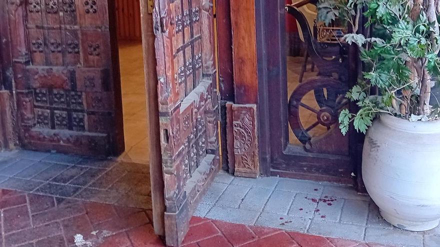 Puerta del restaurante chino donde se produjo la agresión y donde este miércoles aún se apreciaban rastros de sangre