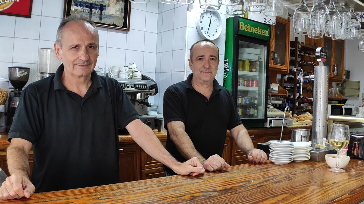 Los hermanos Domingo y Alfredo, del bar Nilos, en el barrio de Corea, en Gandia.