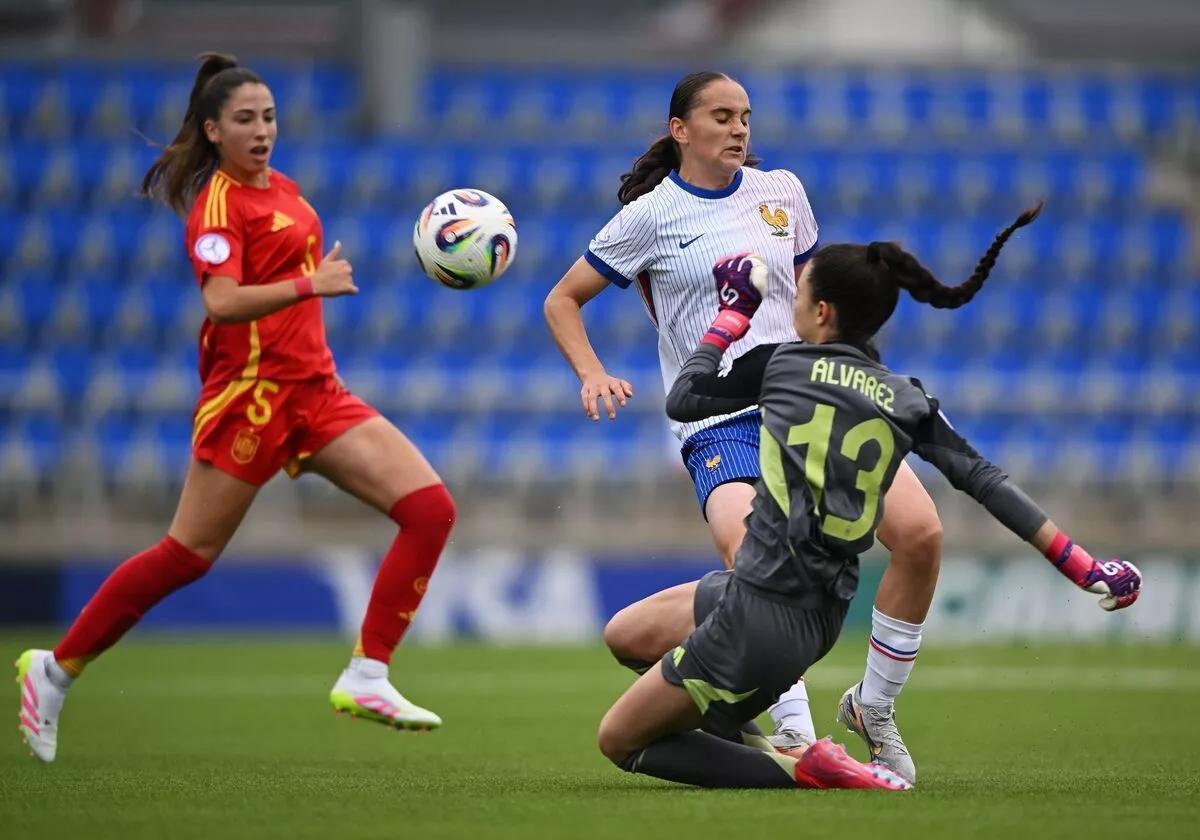 Anna Álvarez en el partido frente a Francia