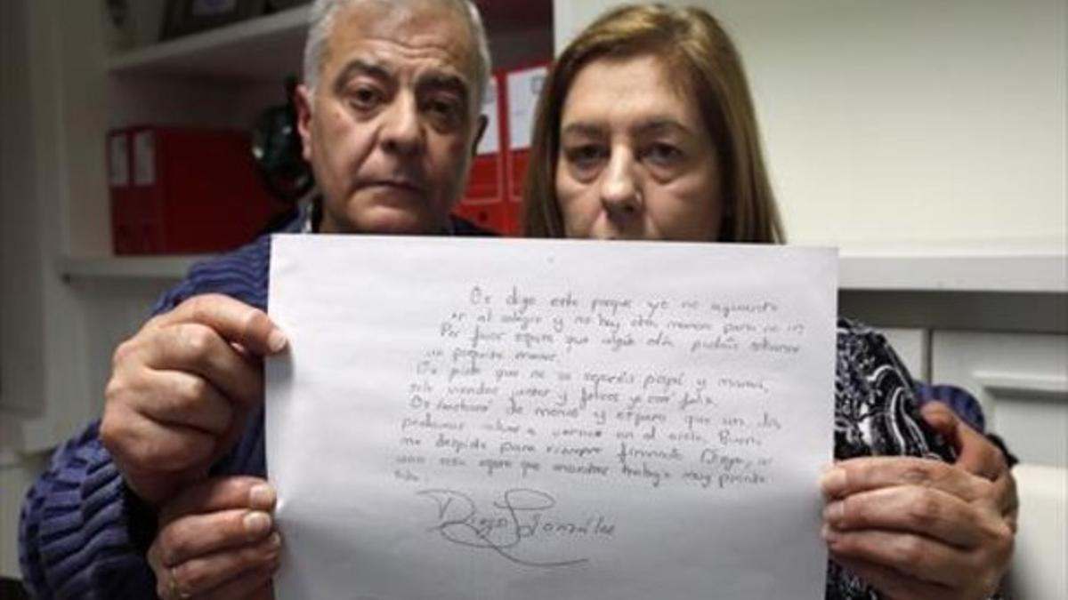 Los padres de Diego González muestran la carta de despedida.