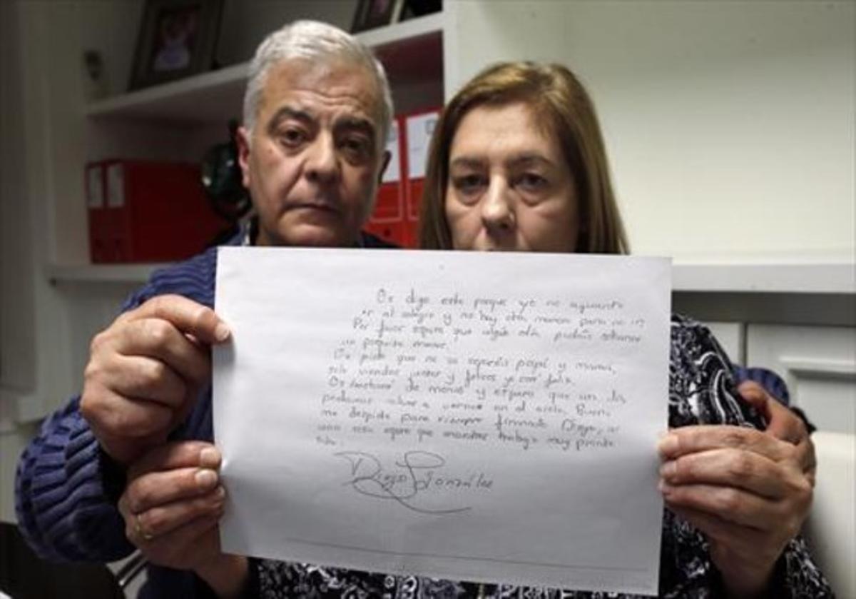 Los padres de Diego González muestran la carta de despedida. Los padres de Diego González muestran la carta de despedida.
