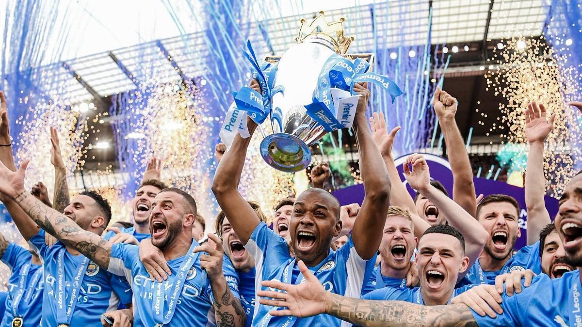 Fernandinho levanta la Premier tras ganar al Aston Villa en el Etihad Stadium.