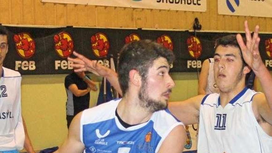 El jugador local Óscar Matesanz con el balón en las manos. // A. Santos