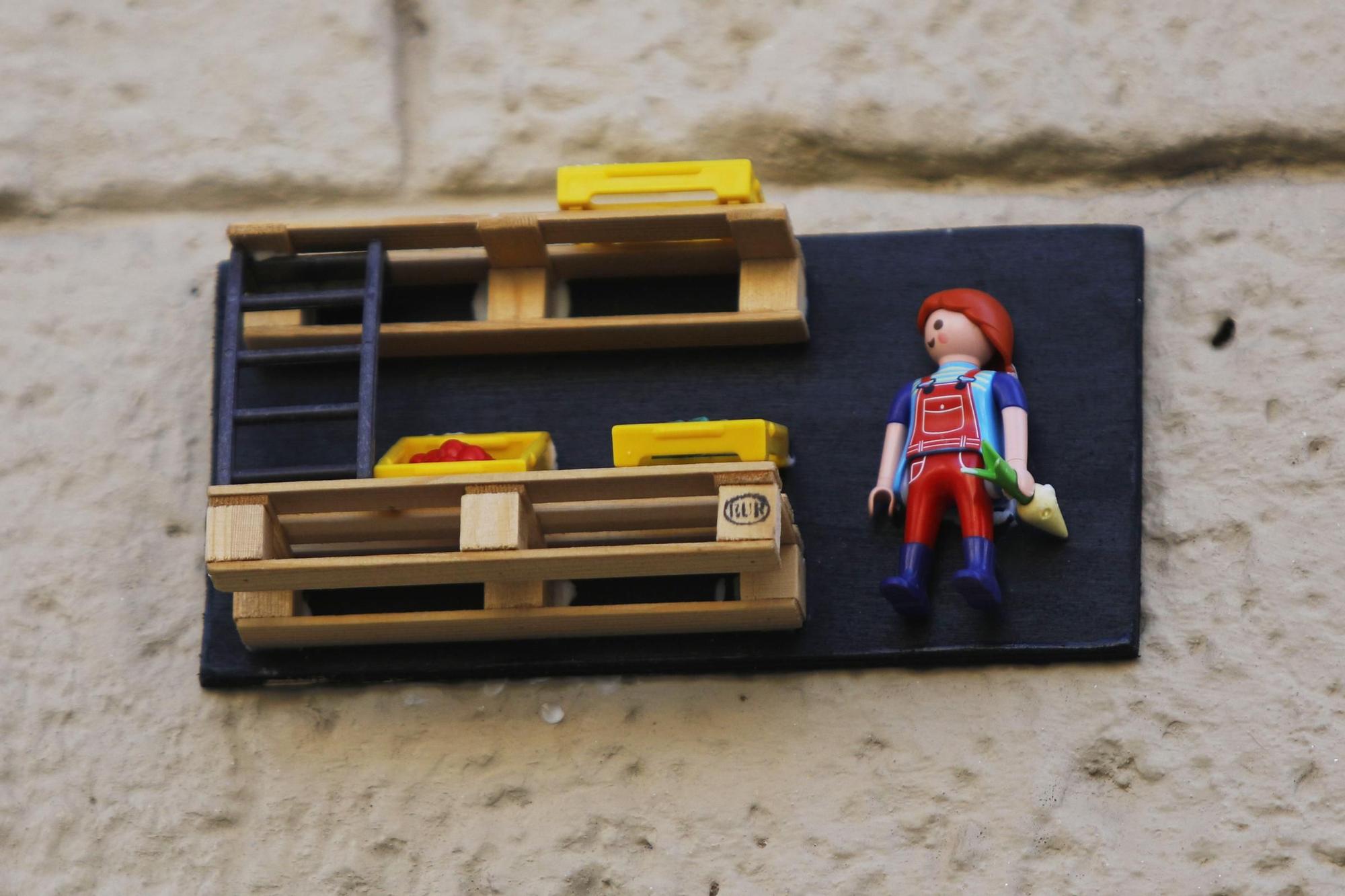 Figuras de Playmobil adornan las placas de calles en el centro de València