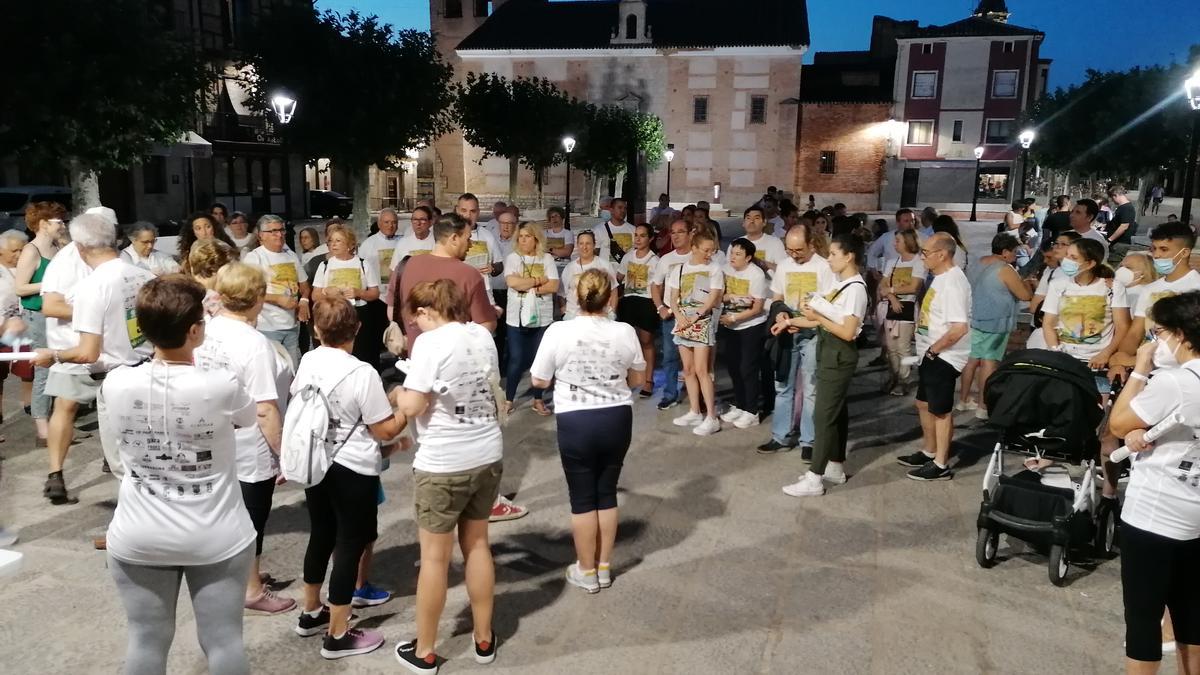 Los participantes en la ruta se disponen a iniciar el recorrido desde la Plaza Mayor