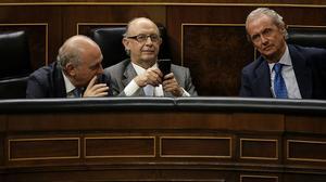 Jorge Fernández Díaz, Cristóbal Montoro i Morenés, en el ple que s’ha celebrat aquest dimarts al Congrés dels Diputats on s’ha debatut el tercer rescat a Grècia.