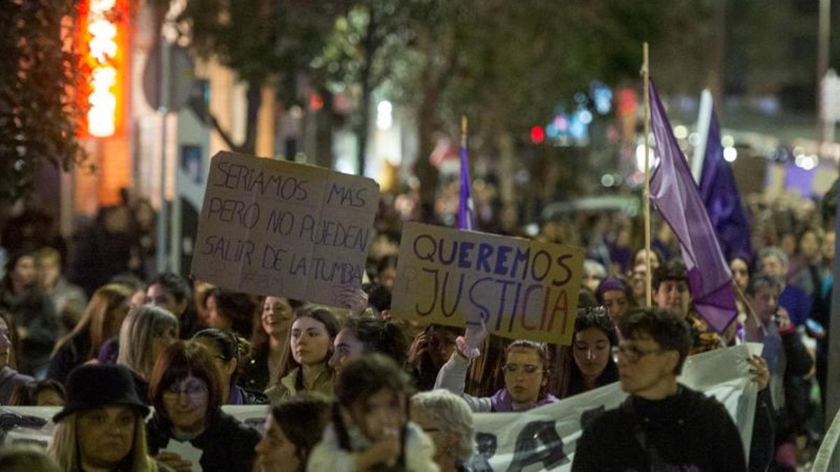 Manifestación feminista 8M recorriendo las calles de Sabadell.