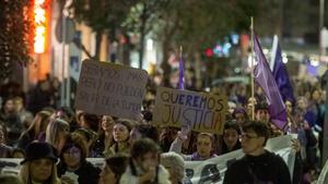 Manifestación feminista DEL 8M recorriendo las calles de Sabadell