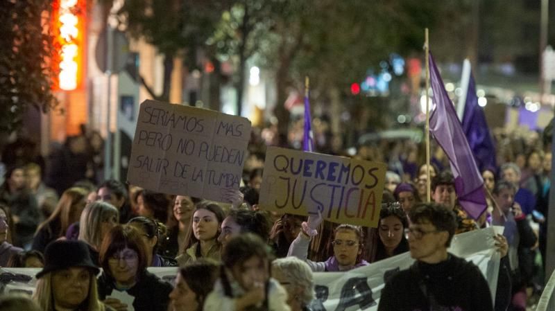 Manifestación feminista 8M recorriendo las calles de Sabadell.
