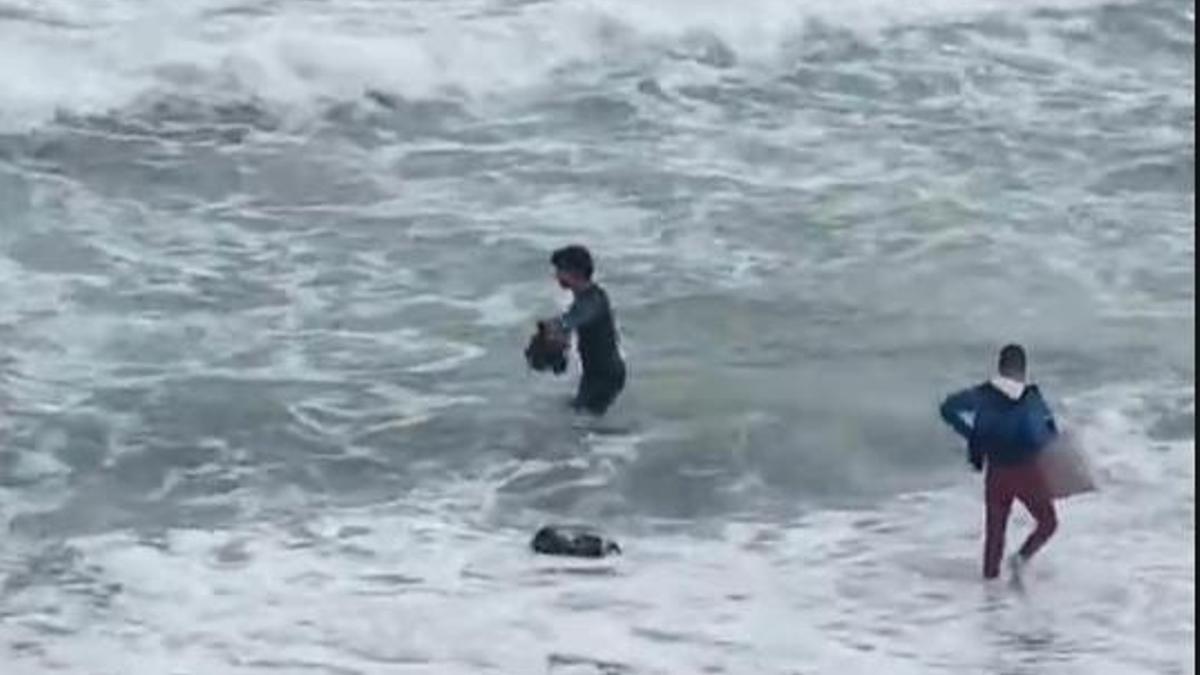 Jóvenes migrantes se lanzaban al agua en la playa de Castillejos (Marruecos) el pasado 21 de diciembre