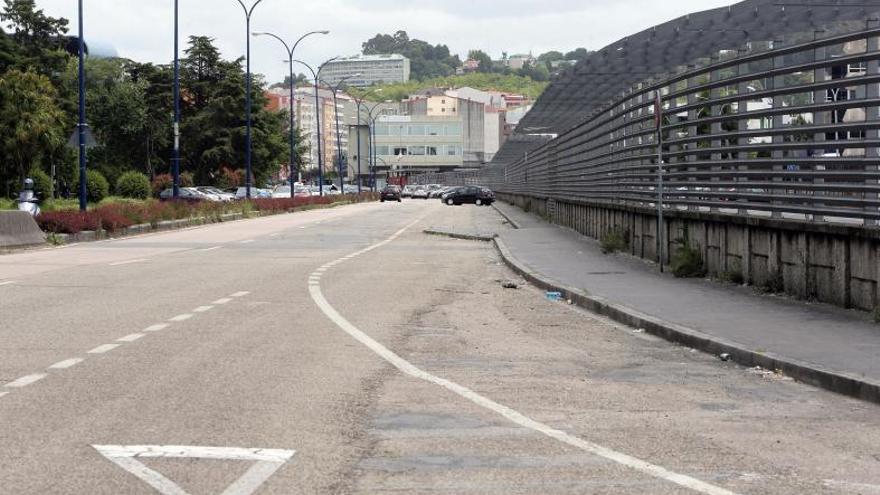 Las inmediaciones de la planta de Stellantis, vacías por la falta de actividad. |   // MARTA G. BREA