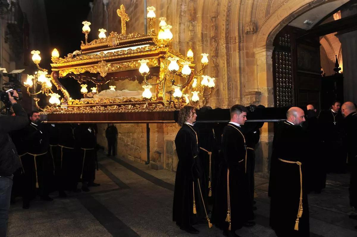 El Cristo Yacente haciendo su entrada en la catedral en la procesión del Santo Entierro