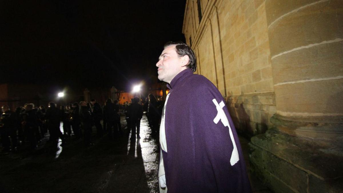 Pedro García mira al cielo una tarde de Martes Santo del año 2013. | EMILIO FRAILE (ARCHIVO)