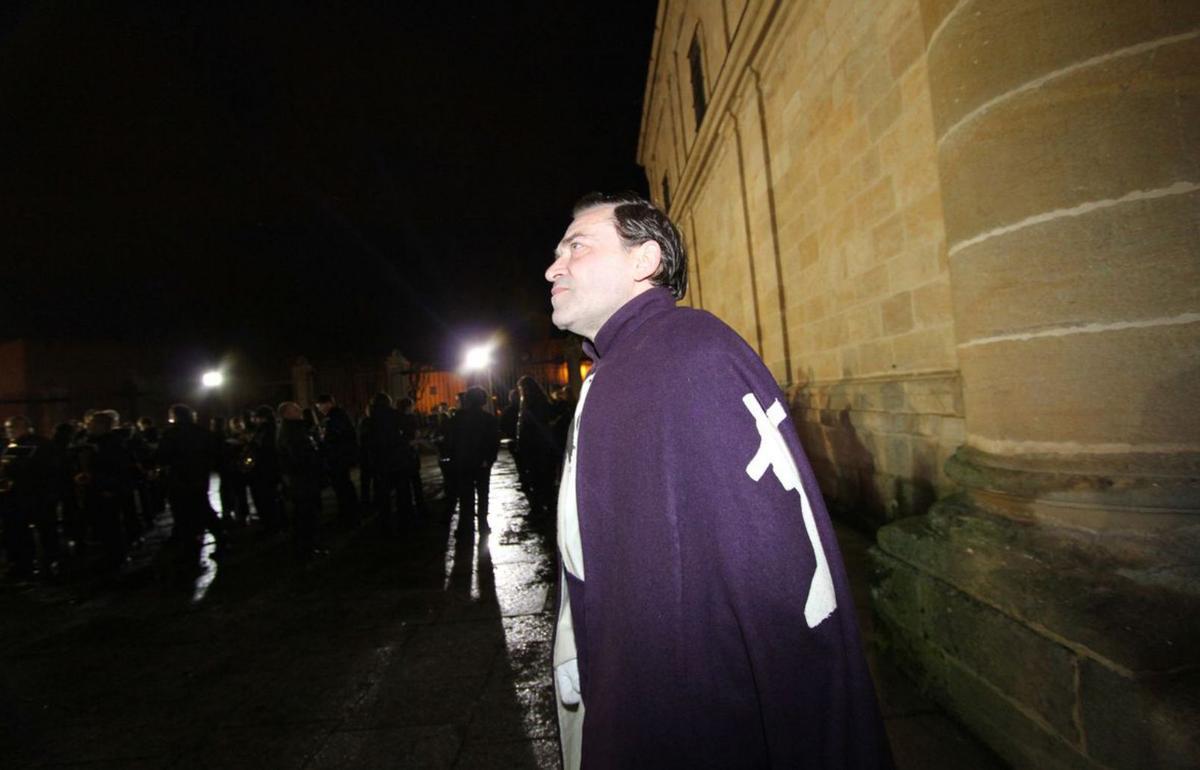 Pedro García mira al cielo una tarde de Martes Santo del año 2013. | EMILIO FRAILE (ARCHIVO)