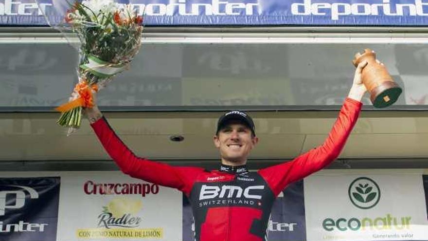 Tejay van Garderen festeja su triunfo en la crono y su primer puesto en la general, ayer en el podio de Alhaurín de la Torre.