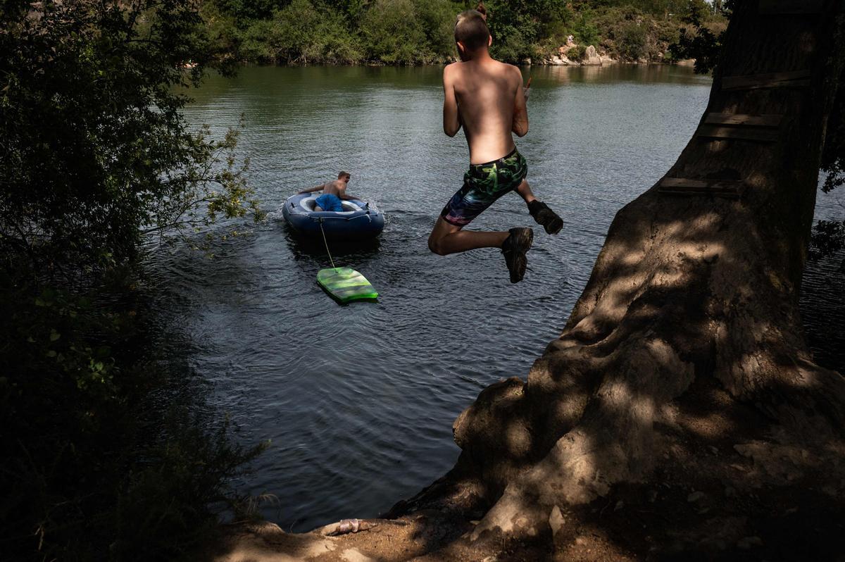 Día en el lago artificial de Lavau-sur-Loire, Francia. Una buena manera de combatir la intensa ola de calor