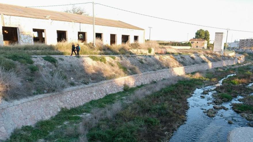 La fábrica de mármol donde ha aparecido el cadáver se encuentra junto al río Vinalopó y lleva muchos años abandonada