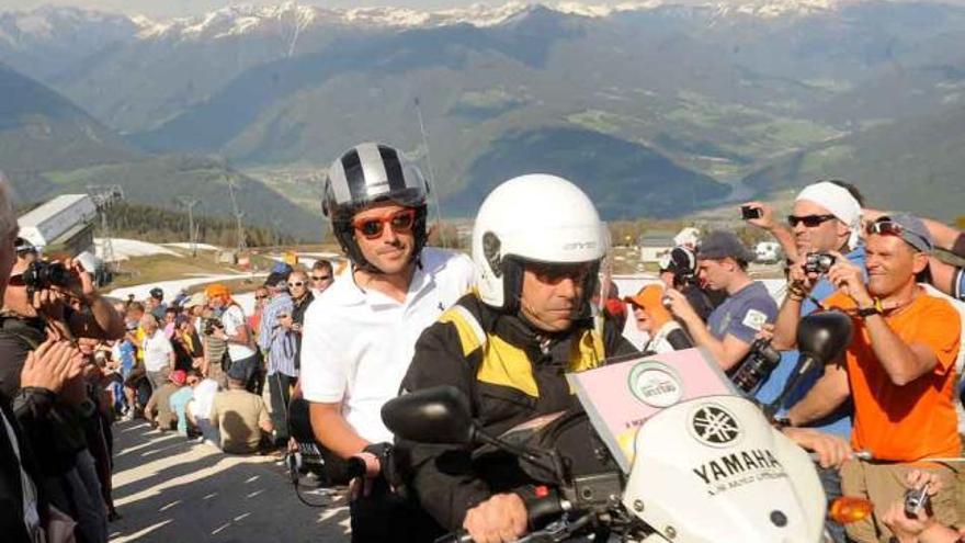 Fernando Alonso, sobre la moto en la que siguió la cronoescalada del Giro en Plan de Corones.