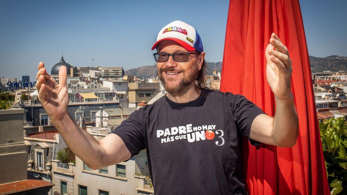 Santiago Segura, en la terraza de un hotel barcelonés, con la sierra de Collserola al fondo.