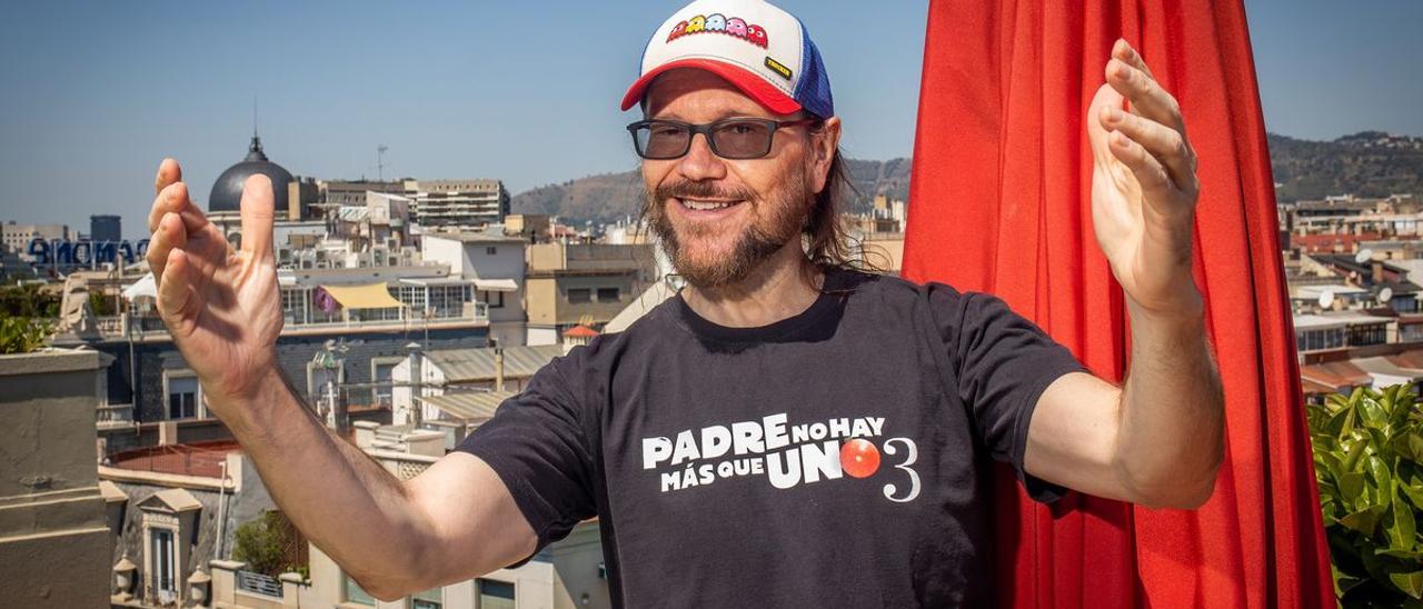 Santiago Segura, en la terraza de un hotel barcelonés, con la sierra de Collserola al fondo.