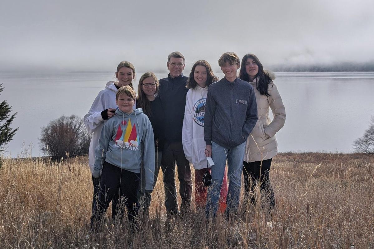 Elisa Rodríguez Hernández (derecha) con su familia de acogida en una de las excursiones por la naturaleza de Montana. | Cedida