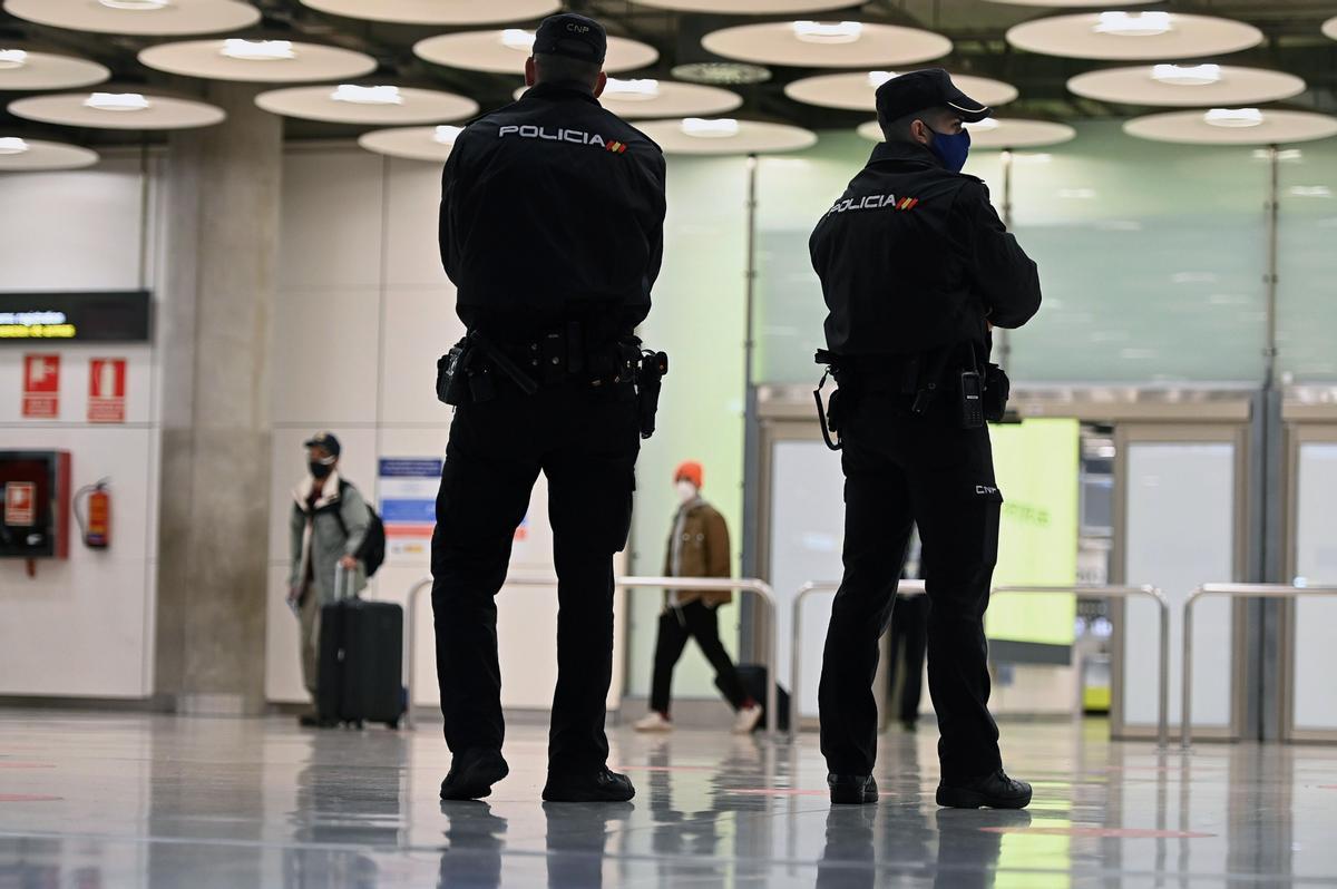 Policías en tareas de vigilancia en un aeropuerto