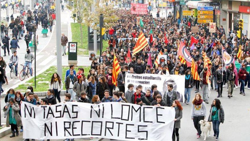 Casi 2.000 estudiantes salen a la calle contra los recortes y la subida de tasas