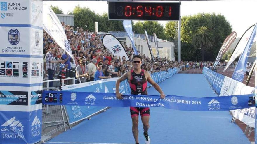 Gómez Noya, entrando en la meta en la prueba de Pontevedra.