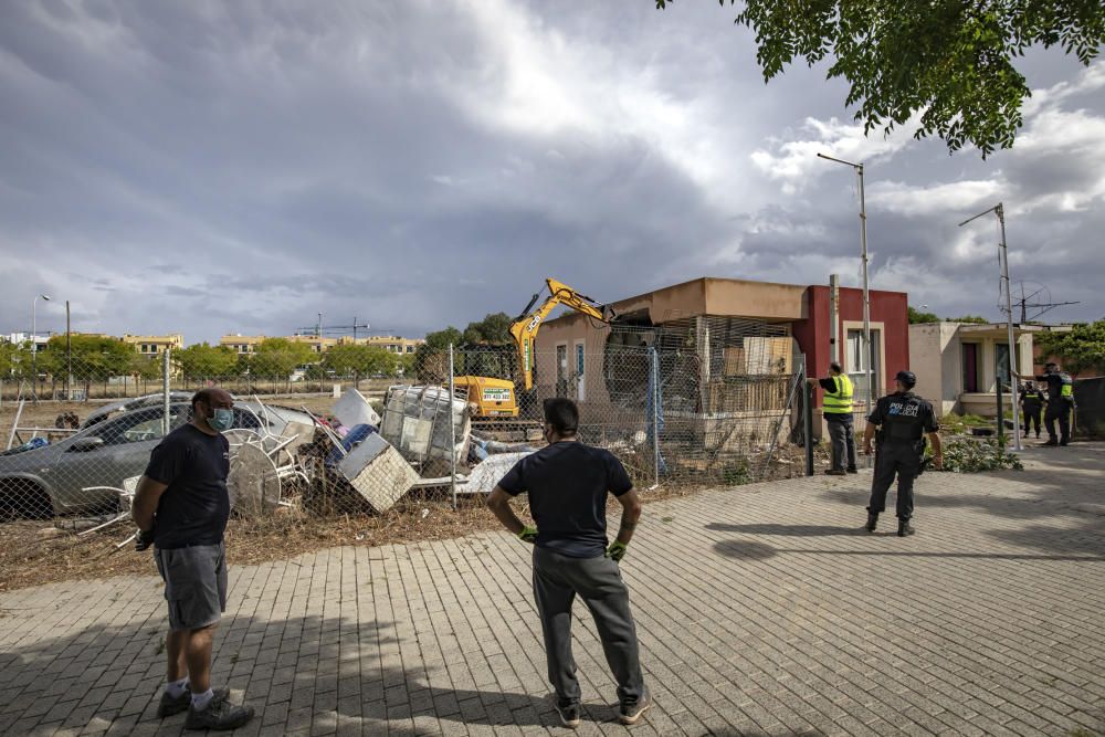 Desalojan a los okupas de los pisos piloto de Son Güells