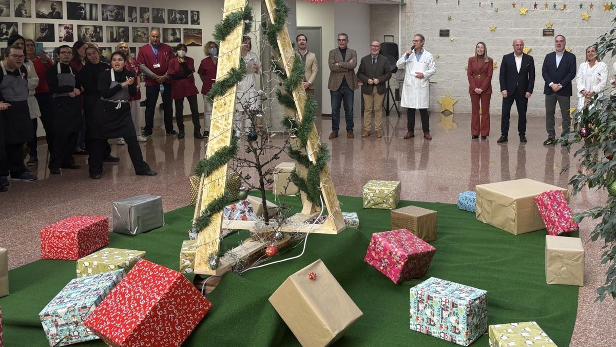 El árbol de Navidad reciclado que decora el Hospital de Sant Joan