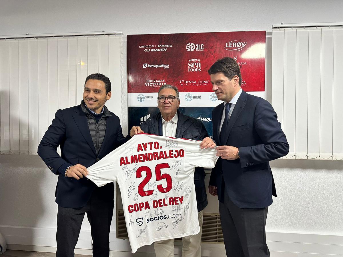 Los presidentes del Sevilla y el Extremadura, José María del Nido Carrasco y Daniel Tafur, flanquean al alcalde de Almendralejo, José María Ramírez