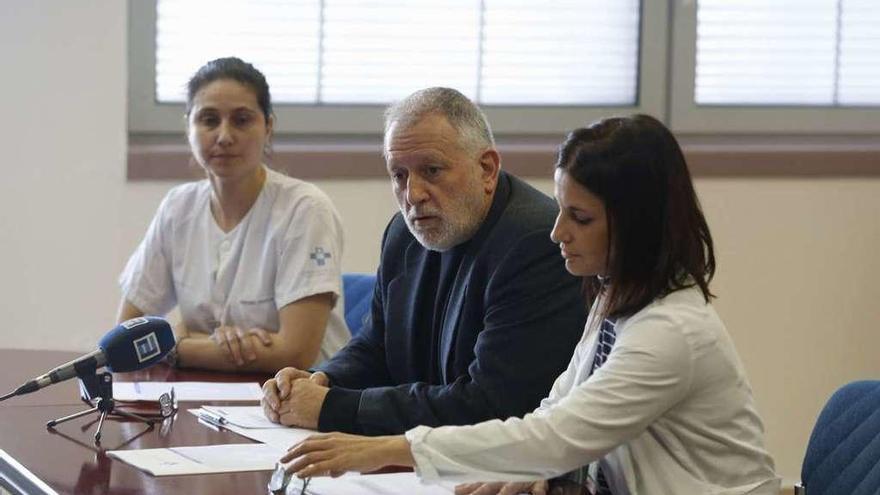 Por la izquierda, la enfermera gestora de casos, Amparo Prieto; el gerente del área avilesina, Enrique González; y la directora de gestión de cuidados y enfermería, Ana Suárez, presentando ayer el programa.