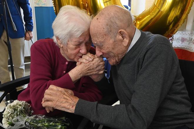 Un matrimonio de titanio: Amador y Matilde celebran los 70 años de su boda y un amor de récord Guinness