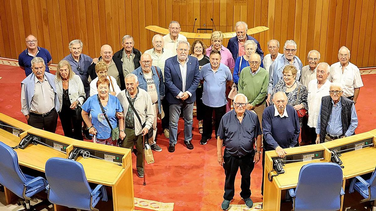 Los del regimiento de Murcia del 42 en el Parlamento Gallego.