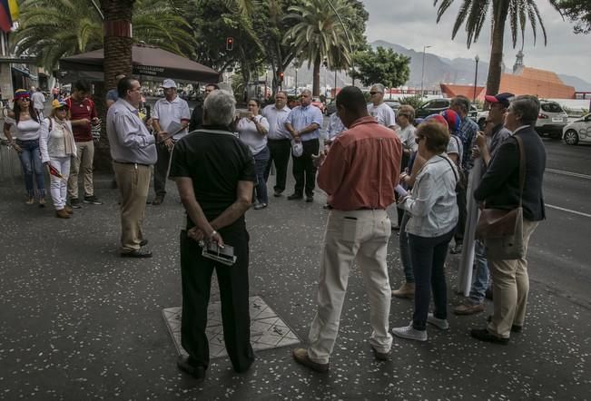 19/04/2017 MANIFESTACIONES  concentración de residentes venezolanos frente a la embajada de su pais para reclamar  elecciones libres
