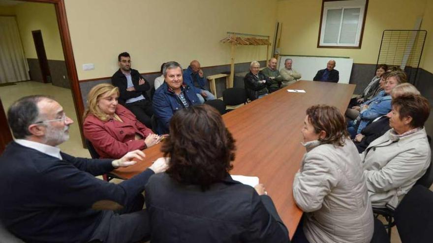Reunión de Da Silva con vecinos de Campañó para explicar la iniciativa. // G. Santos