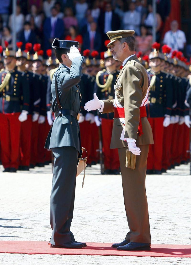 El rey entrega nuevos despachos en la Academia General Militar