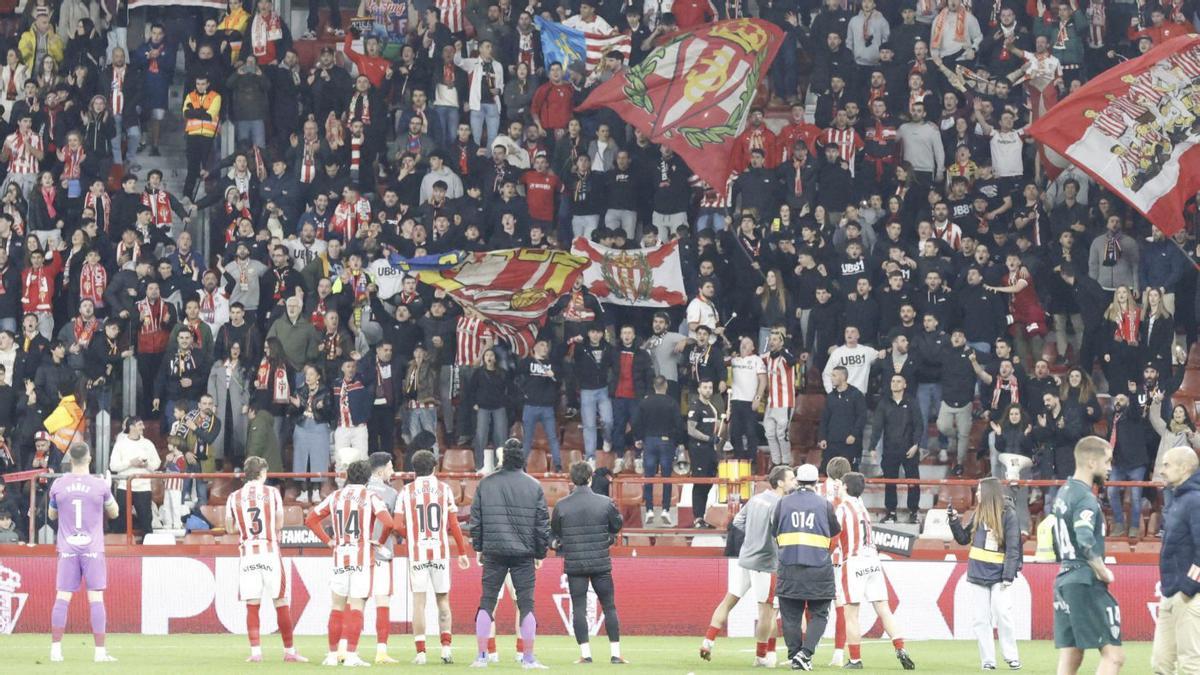 Los jugadores, con la grada sur tras el partido. | FIRMA DE FOTO