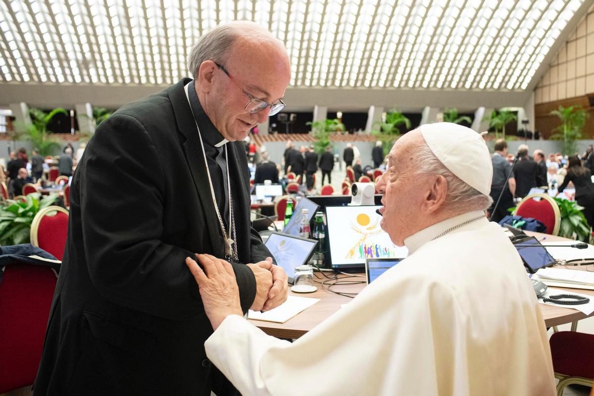 El obispo ilicitano Francisco Conesa saludando al papa Francisco