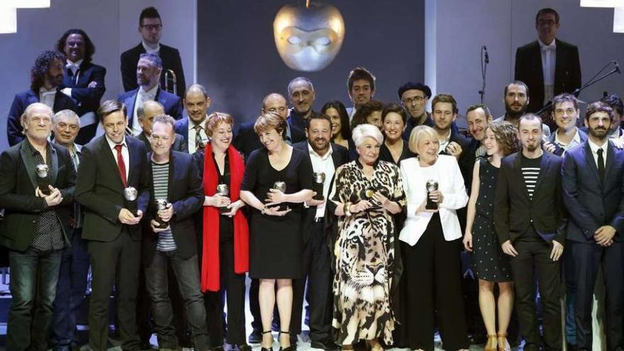 Foto de familia de los galardonados, ayer, en la 18 edición de los Premio Max de las Artes Escénicas. // Efe