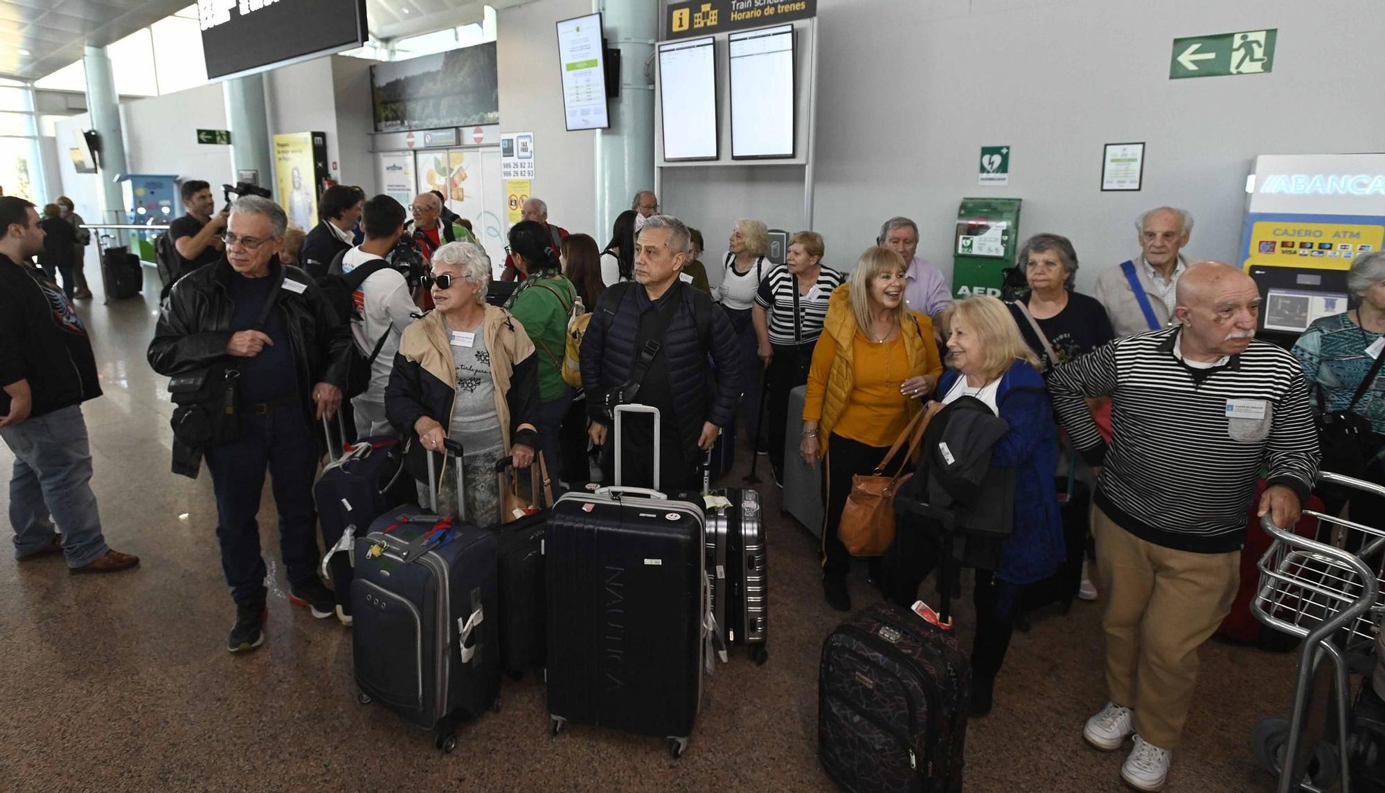 El centenario Gonzalo Nodal, entre los 200 emigrantes gallegos que vuelven a la tierra que les vio nacer