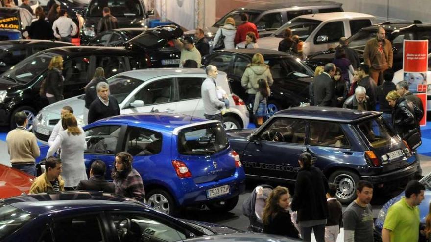 Público asistente a una de las últimas ediciones del salón del automóvil de Pontevedra.