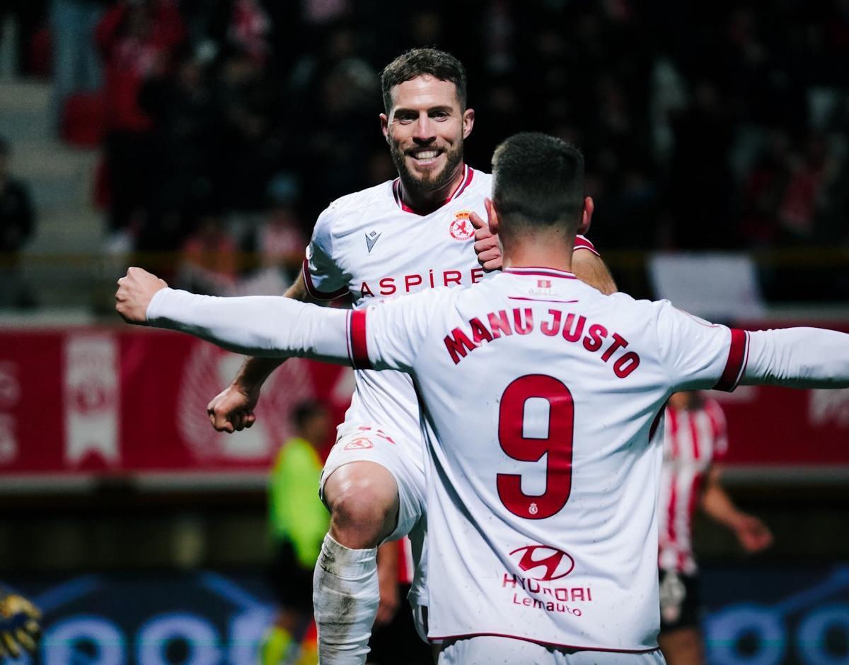 Iván Calero va a abrazarse a Manu Justo tras uno de sus dos goles frente al Athletic.