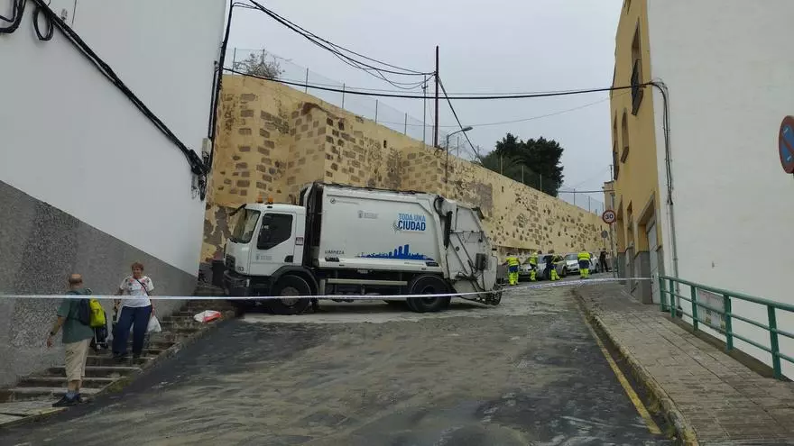 Un camión bloquea el paso a Lugarejos